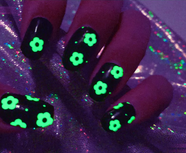 Candied Nails - Nail Sticker - Glow in the Dark Daisy