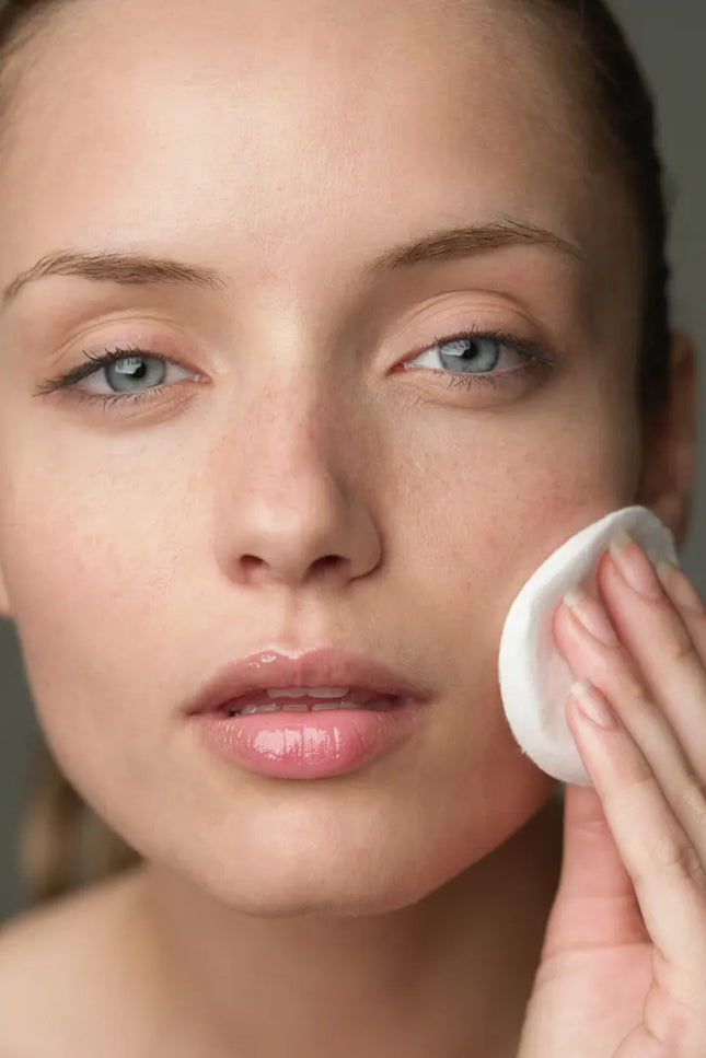 by valenti® - Roses & Hibiscus Super Hydrating Light Serum with Hyaluronic acid + dl-panthenol + Niacinamide 5%