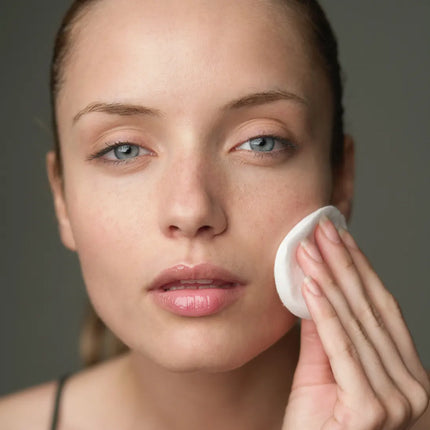 by valenti® - Roses & Hibiscus Super Hydrating Light Serum with Hyaluronic acid + dl-panthenol + Niacinamide 5%